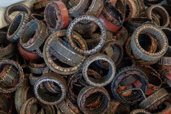 Seçici odaklı geri dönüşüm için dinamo metal parçasından parça.