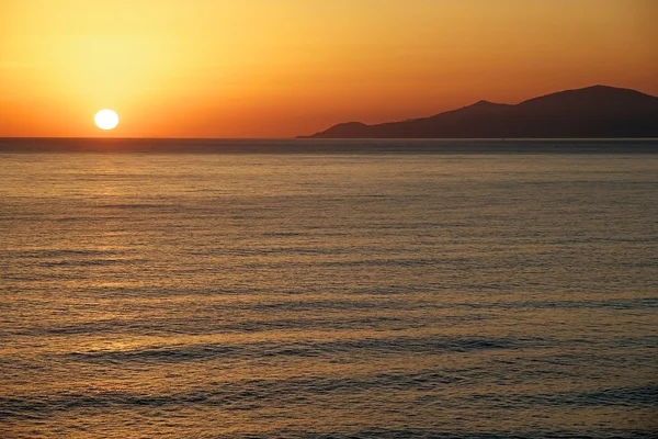 Sonnenuntergang auf See. strahlende Sonne am Himmel — Stockfoto