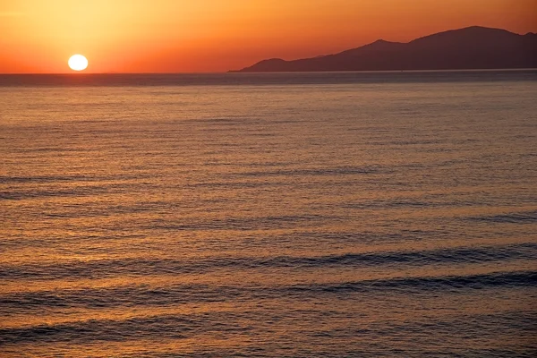 Sonnenuntergang auf See. strahlende Sonne am Himmel — Stockfoto