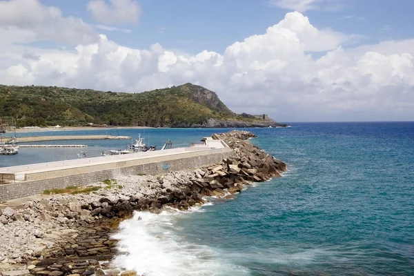 Golfbrekers op Marina di Camerota, Italië — Stockfoto