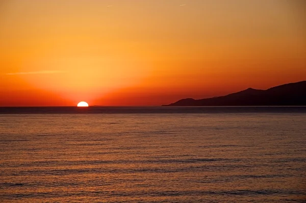 Sonnenuntergang auf See. strahlende Sonne am Himmel — Stockfoto