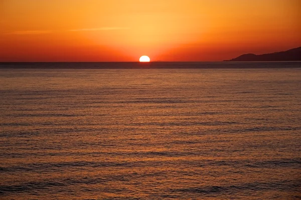 Sonnenuntergang auf See. strahlende Sonne am Himmel — Stockfoto