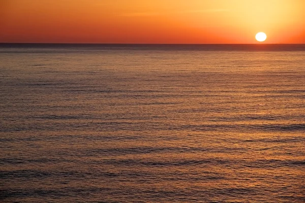 Sonnenuntergang auf See. strahlende Sonne am Himmel — Stockfoto