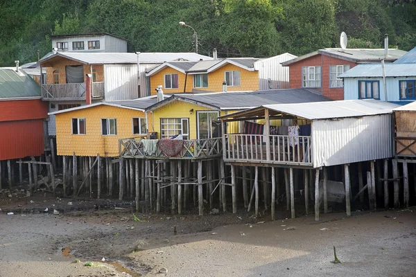 Casas de bastidores em Castro, Chiloe Island, Chile — Fotografia de Stock