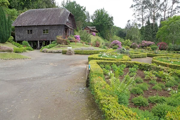 Watermolen en huis aan het Duitse Museum op Frutillar, Chili — Stockfoto