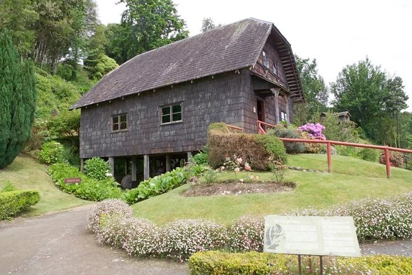 Watermolen in het Duitse Museum op Frutillar, Chili — Stockfoto