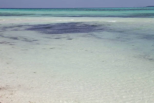 Тропическая лагуна Мальдивы — стоковое фото