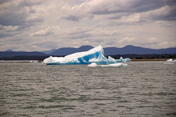 Айсберг в заливе Сан-Рафаэль, Патагония, Чили — стоковое фото
