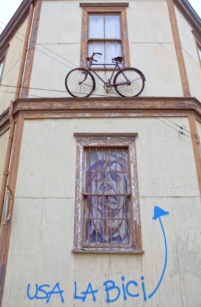 Murales and bicycle in Valparaiso, Chile — Stock Photo, Image