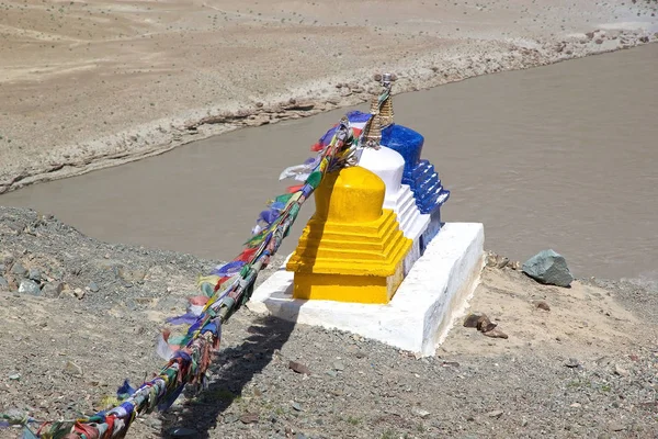 Chortens na řece Indus, Ladakhu, Indie — Stock fotografie