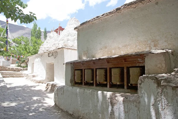 İbadet tekerlerimi Alchi manastırda Ladakh, Hindistan