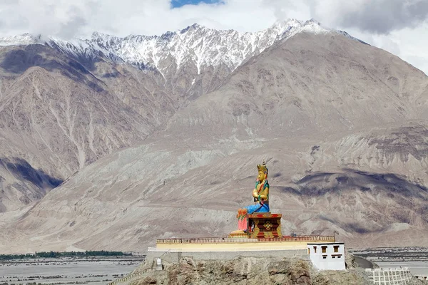 Statua di Buddha vicino al Monastero di Diskit nella Valle del Nubra, Ladakh, India — Foto Stock