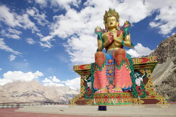 Nubra Vadisi, Ladakh, Hindistan Diskit Monastery yakınındaki Buda heykeli — Stok fotoğraf