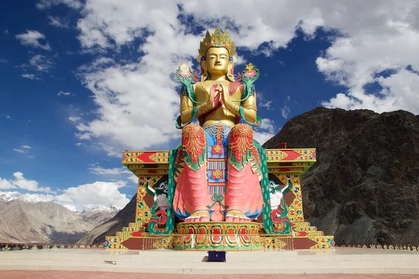 Nubra Vadisi, Ladakh, Hindistan Diskit Monastery yakınındaki Buda heykeli