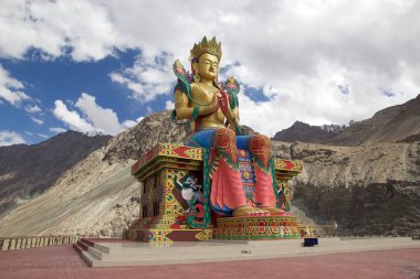 Nubra Vadisi, Ladakh, Hindistan Diskit Monastery yakınındaki Buda heykeli