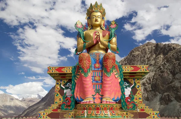 Nubra Vadisi, Ladakh, Hindistan Diskit Monastery yakınındaki Buda heykeli