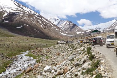 Yolun Khardung geçişine, Ladakh, Hindistan