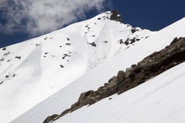 Dağ tepe Khardung Pass, Ladakh, Hindistan