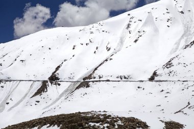 Nubra Vadisi yolu Khardung Pass, Ladakh, Hindistan