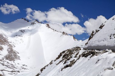 Yolun Khardung geçişine, Ladakh, Hindistan