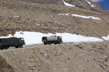 Nubra Vadisi yolu Khardung Pass, Ladakh, Hindistan