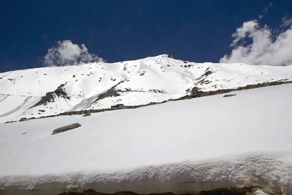 Nubra Vadisi yolu Khardung Pass, Ladakh, Hindistan