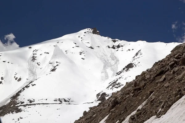 Dağ tepe Khardung Pass, Ladakh, Hindistan