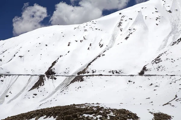 De weg van Nubra vallei naar Khardung Pass, Ladakh, India — Stockfoto