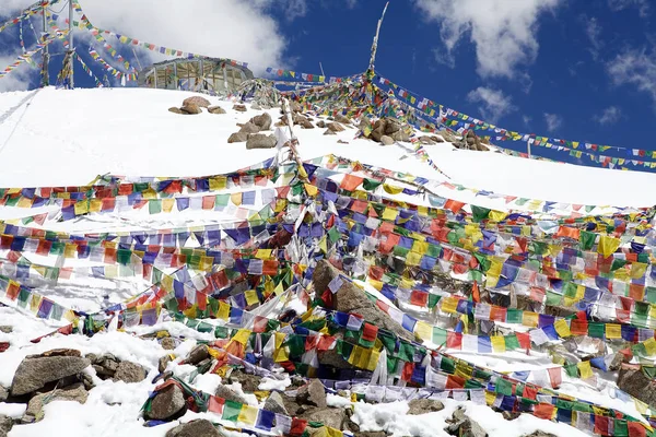 Drapeaux de prière au col du Khardung, Ladakh, Inde — Photo