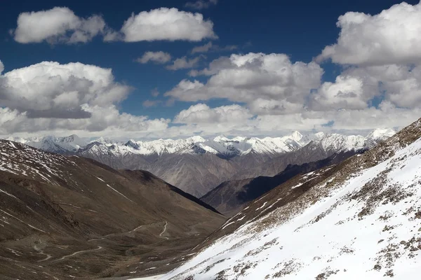 El camino de Nubra Valley a Khardung Pass, Ladakh, India —  Fotos de Stock