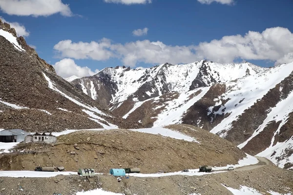 Yolun Khardung geçişine, Ladakh, Hindistan