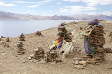 Dua bayrakları Tso Moriri göle Ladakh, Hindistan