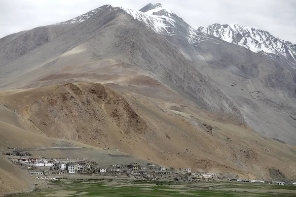 Aldea de Karzok en el lago Tso Moriri en Ladakh, India — Foto de Stock