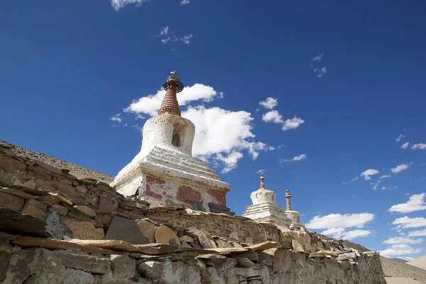 Stupas na aldeia de Karzok na costa do Lago Tso Moriri em Ladakh, Índia — Fotografia de Stock