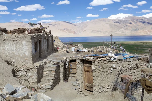 Aldea de Karzok en la orilla del lago Tso Moriri en Ladakh, India — Foto de Stock