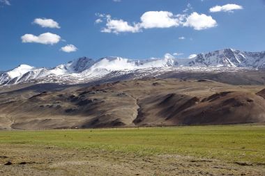 Dağlar boyunca teknik destek Moriri kıyı Gölü Ladakh, Hindistan