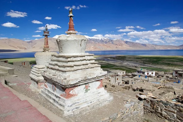 Stupas au village de Karzok sur la rive du lac Tso Moriri au Ladakh, en Inde — Photo