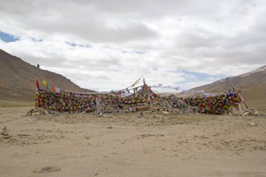 Ladakh, Hindistan'da dua bayrakları Mountain pass