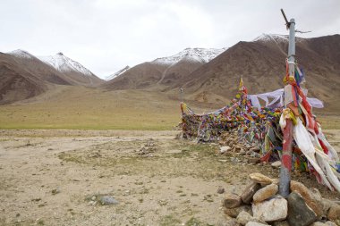 Ladakh, Hindistan'da dua bayrakları Mountain pass