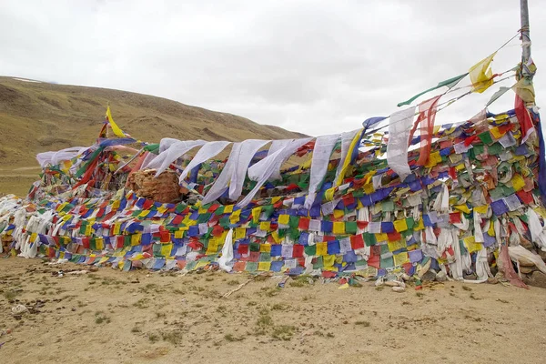 Ima zászlók a Mountain pass Ladakh, India — Stock Fotó