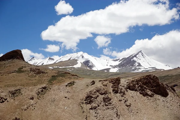 Dağ doruklarına Taglang La dağ yolu boyunca Ladakh, Hindistan'da geçmek
