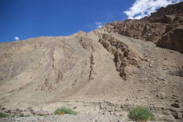 Formación de rocas sedimentarias en Ladakh, India — Foto de Stock