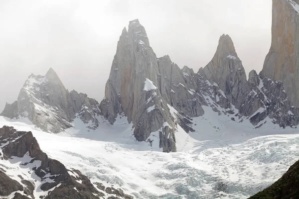 Monte Poicenot en el Parque Nacional Los Glaciares, Argentina — Foto de Stock