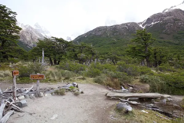 Richtingborden in het nationaal park Los Glaciares, Argentinië — Stockfoto