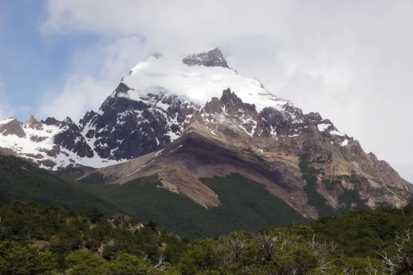 Paisaje a lo largo del sendero hacia Cerro Torre en el Parque Nacional Los Glaciares, Argentina — Foto de Stock