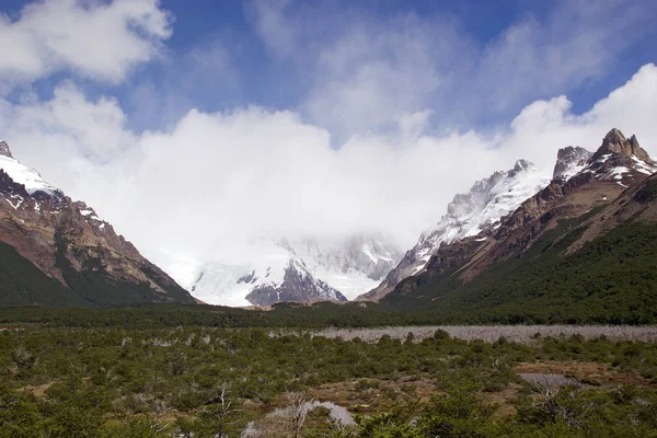 Paisaje a lo largo del sendero hacia Cerro Torre en el Parque Nacional Los Glaciares, Argentina — Foto de Stock