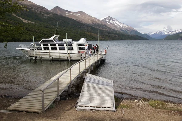 Turistická loď na poušti Lake, Argentina — Stock fotografie