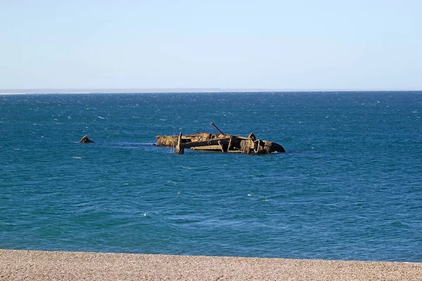 Schipbreuk op de oever van Punta Loma, Argentinië — Stockfoto