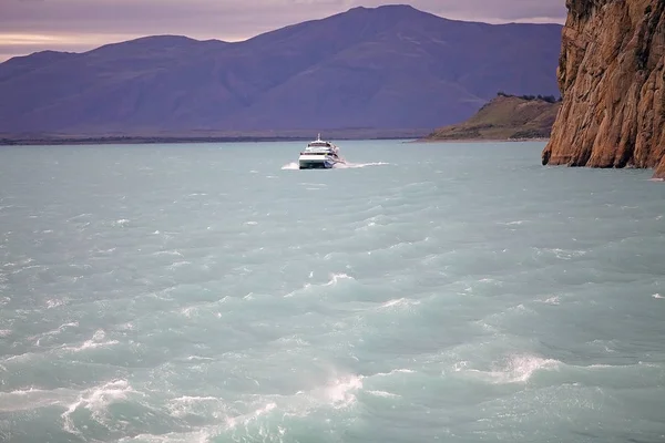 Toeristische boot in de Argentino Lake, Argentinië — Stockfoto