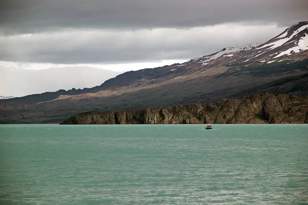 Idegenforgalmi csónakot az Argentino-tó, Argentína — Stock Fotó